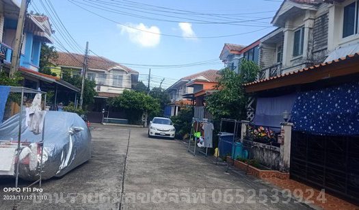 ขายด่วนทาวน์โฮมพร้อมอยู่ ในโครงการ บ้านรื่นฤดี 3 ถนนหทัยราษฎร์ แขวงมีนบุรี เขตมีนบุรี กรุงเทพ ห่างรถไฟฟ้าสายสีชมพู มีนบุรี เพียง 1.5 กม.