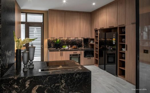 Luxruy House หรู 4 ชั้น เลียบด่วนรามอินทรา 95E1 – Ninety Five East One ไนน์ตี้ไฟว์ อีสต์วัน ซอย โยธินพัฒนา 3 แขวงคลองจั่น เขตบางกะปิ กรุงเทพมหานคร 10240