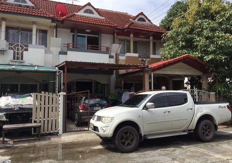 ขายทาวน์เฮ้าส์ 2ชั้น16ตารางวา พูนสินธานี1 ซอย1 ถนนเคหะร่มเกล้า ถนนลาดกระบัง ใกล้บิ๊กซี ลาดกระบัง ใกล้เมือง กรุงเทพฯ