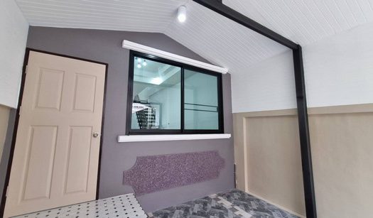 ขายทาวน์เฮ้าส์ 2 ชั้น รีโนเวทใหม่ ใกล้โรงเรียนเตรียมน้อม ซอยมีสทีน ถนนรามคำแหง – ราษฏร์พัฒนา  แขวงราษฎร์พัฒนา เขตสะพานสูง กรุงเทพฯ