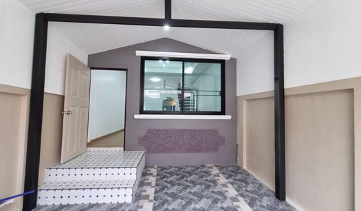 ขายทาวน์เฮ้าส์ 2 ชั้น รีโนเวทใหม่ ใกล้โรงเรียนเตรียมน้อม ซอยมีสทีน ถนนรามคำแหง – ราษฏร์พัฒนา  แขวงราษฎร์พัฒนา เขตสะพานสูง กรุงเทพฯ