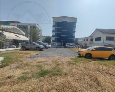 อพาร์ตเม้นท์ 5 ชั้น กลางใจเมืองลาดพร้าว บางกะปิ ห้องพัก 54 ห้อง เนื้อที่ 258 ตรว. เซเว่น 130 ม. ลาดพร้าว101 บางกะปิ กรุงเทพฯ